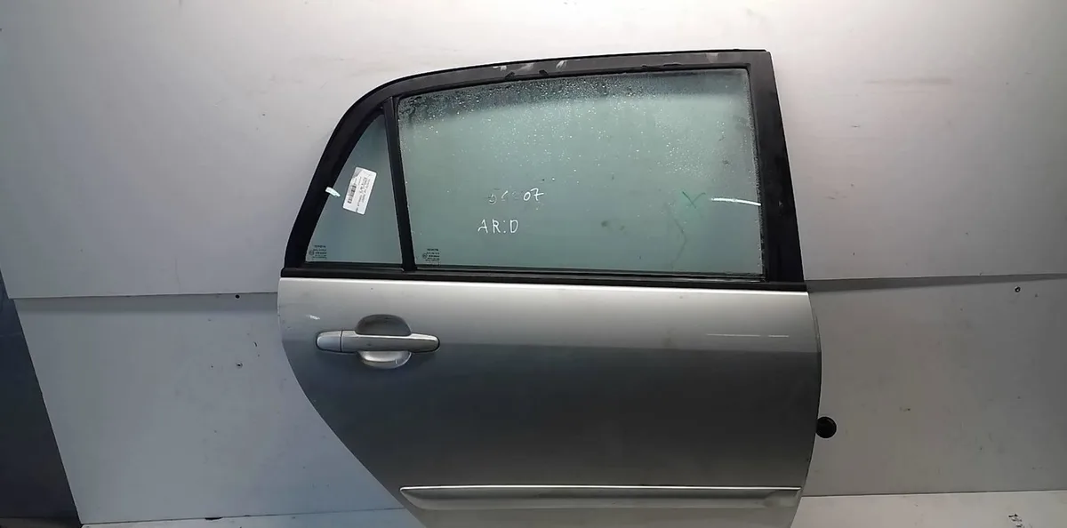 Porte arrière droite Toyota COROLLA (_E12_) 2.0 d-4d (cde120r_, cde120l_) (2002-2006) occasion