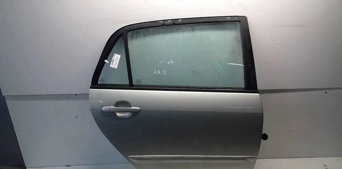 Porte arrière droite Toyota COROLLA (_E12_) 2.0 d-4d (cde120r_, cde120l_) (2002-2006) occasion