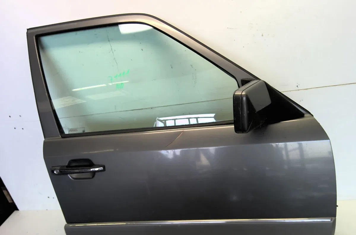 Porte avant droite Mercedes-benz 124 A trois volumes (W124) 300 turbo-d (124.133) (1988-1993) occasion