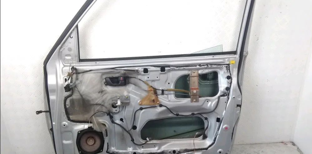 Porte avant droite Mitsubishi PAJERO III (V7_W, V6_W) 3.2 di-d (v68w) (2000-2006) occasion