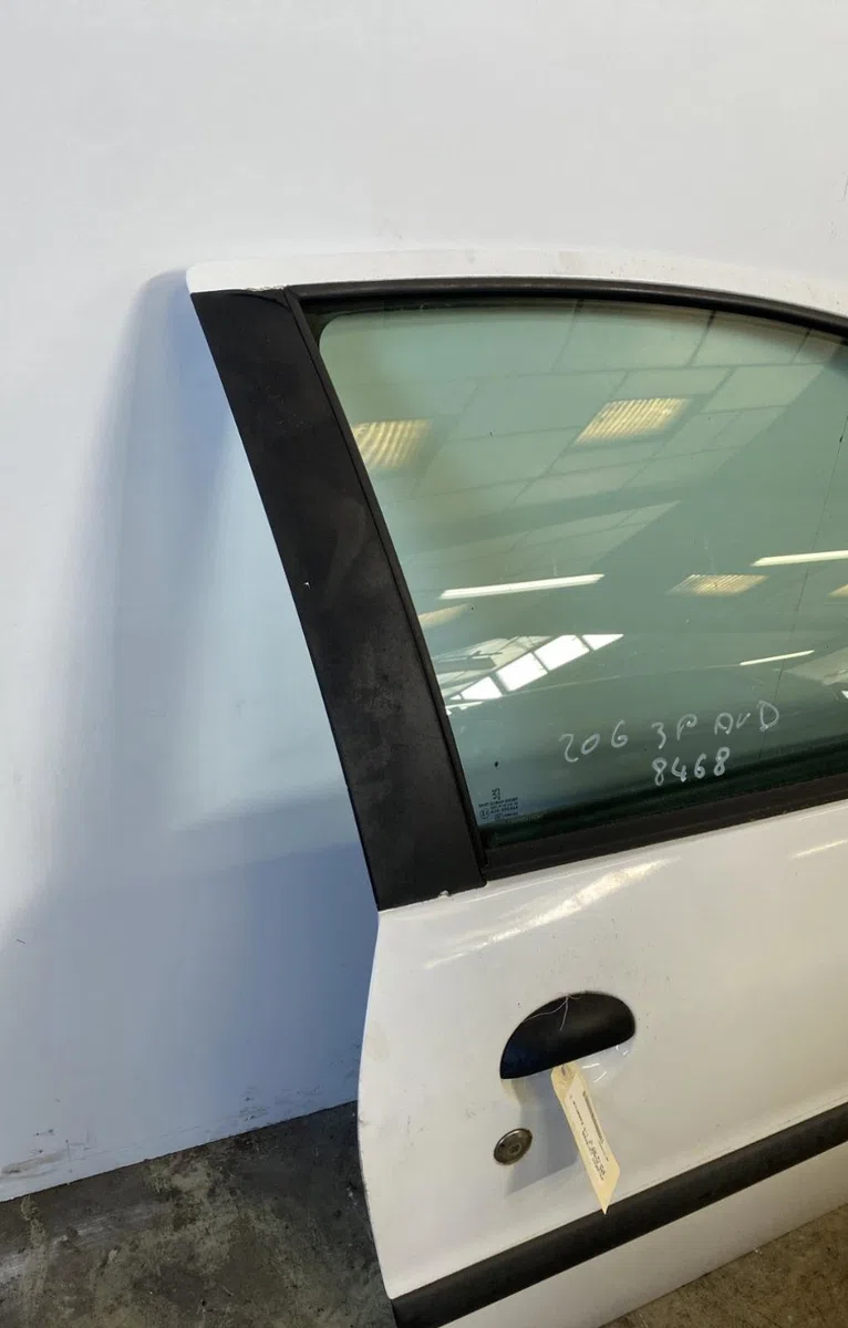 Porte avant droite Peugeot 206 3-5 portes (2A-C) 1.4 i (1998-2012) 3 portes occasion