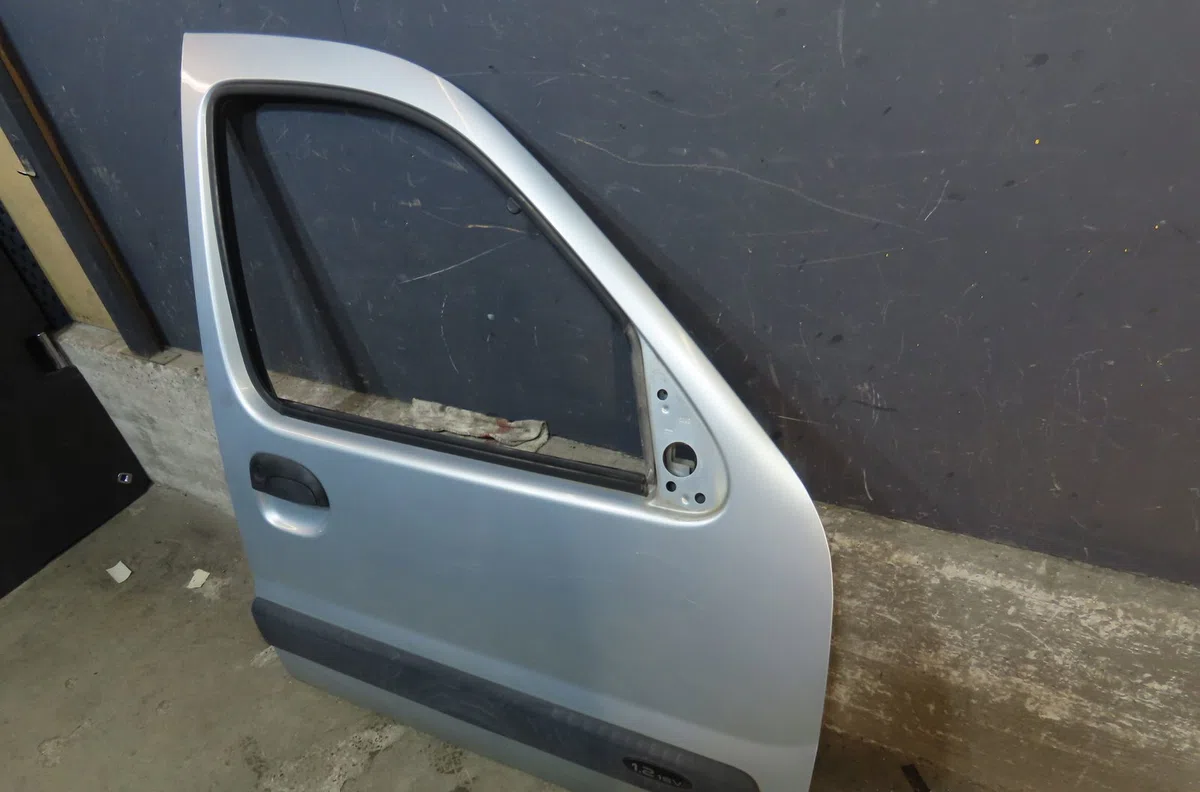 Porte avant droite Renault KANGOO (KC0-1_) 1.2 16v (kc05, kc06, kc03, kc0t, kc0w, kc1d) (2001) occasion