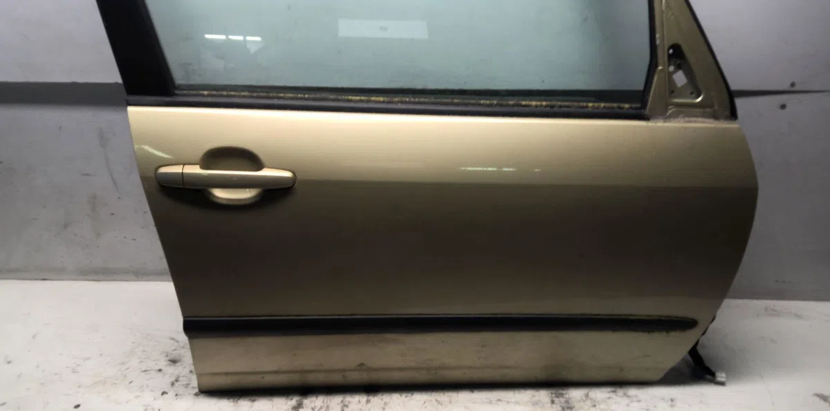 Porte avant droite Toyota COROLLA Verso (_E12_) 2.0 d-4d (cde120_) (2002-2004) occasion