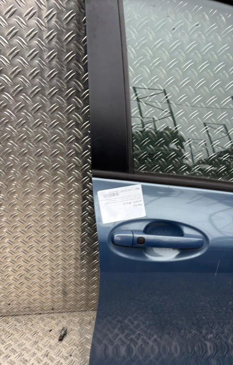 Porte avant droite Toyota YARIS (_P9_) 1.4 d-4d (nlp90_) (2005-2012) occasion