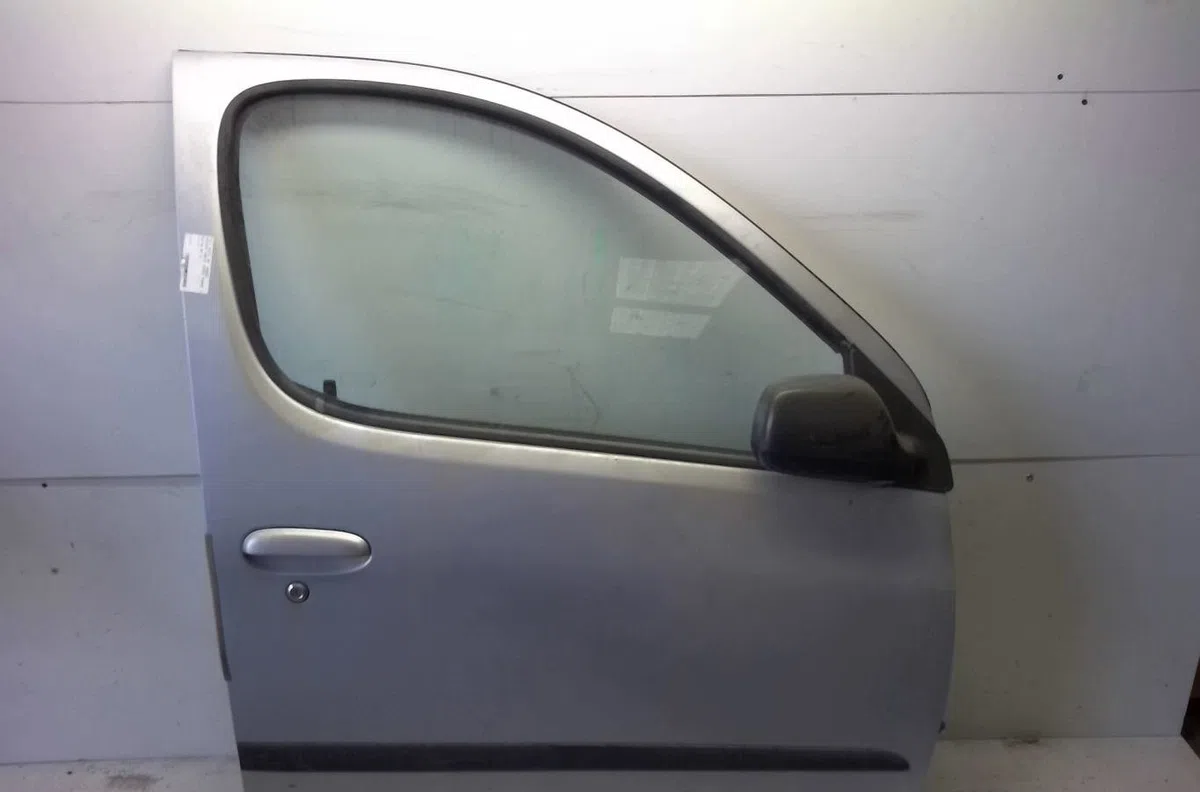Porte avant droite Toyota YARIS VERSO (_P2_) 1.3 (ncp20_, ncp22_) (1999-2002) occasion