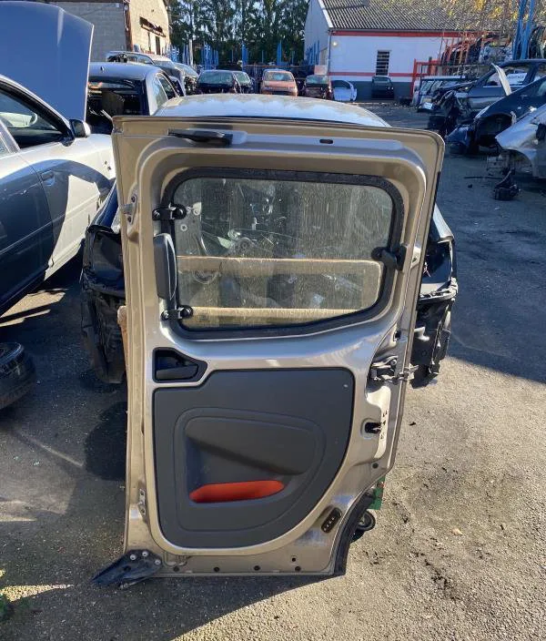Porte coulissante d Citroen NEMO Camionnette-Monospace (AA_) 1.4 hdi (2008) 4 portes occasion