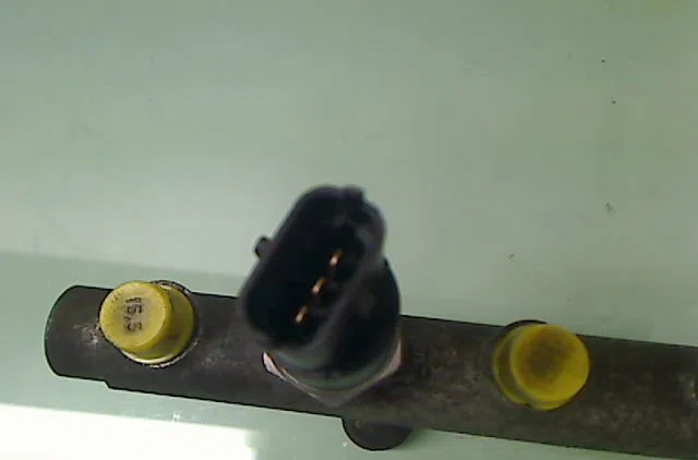 Rampe injection RENAULT MEGANE 2001 occasion