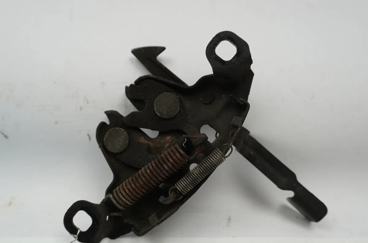 Serrure capot Nissan MICRA II (K11) 1.0 i 16v (1992-2000) occasion