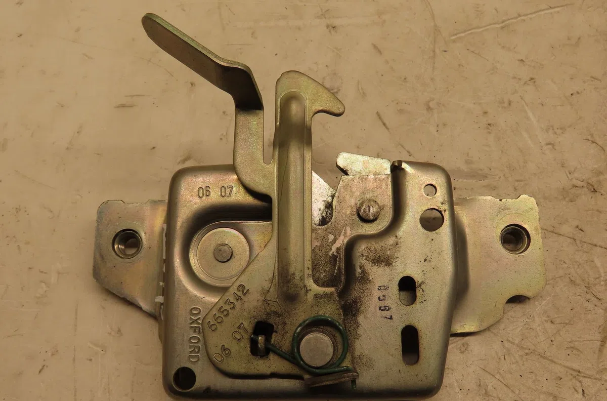 Serrure capot Renault CLIO III (BR0-1, CR0-1) 1.5 dci (c-br0g, c-br1g) (2005-2012) 5 portes occasion