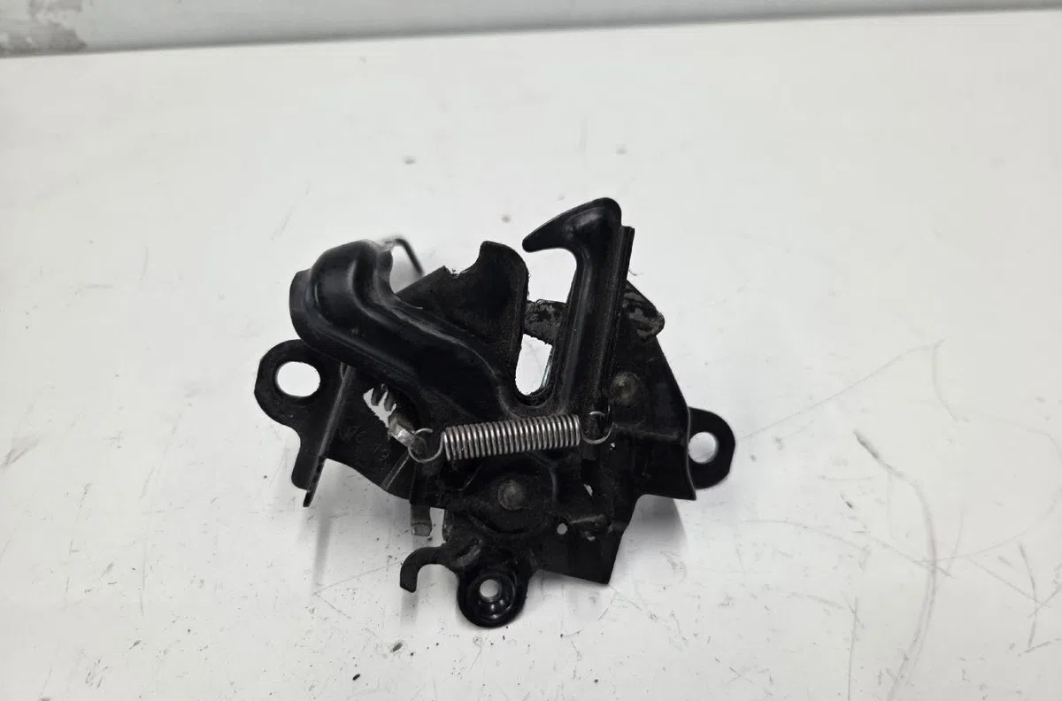 Serrure capot TOYOTA YARIS 3 PHASE 2 occasion