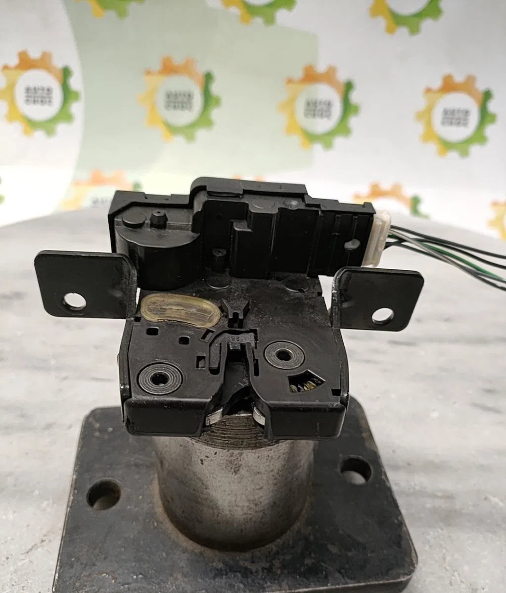 Serrure coffre arrière FORD FIESTA 4 PHASE 2 occasion