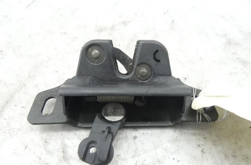 Serrure coffre arrière PEUGEOT 106 PHASE 1 occasion