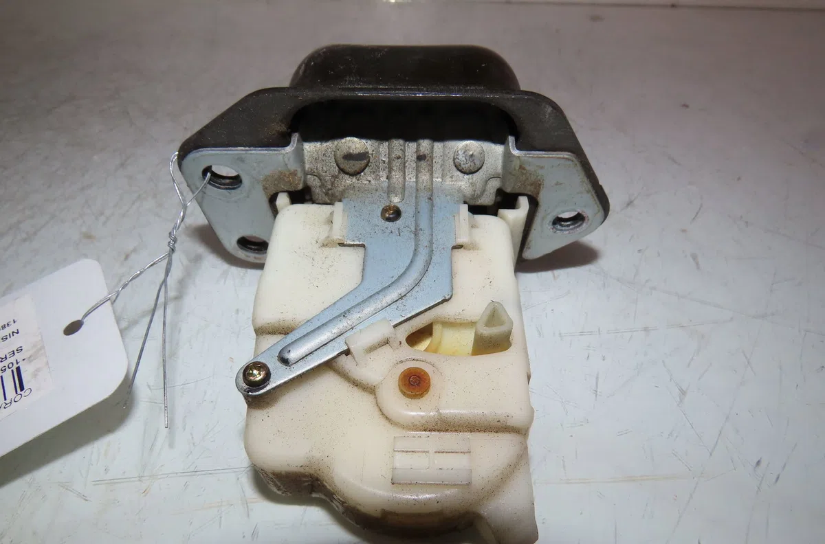 Serrure hayon Nissan NOTE (E11, NE11) 1.4 (2006-2012) occasion