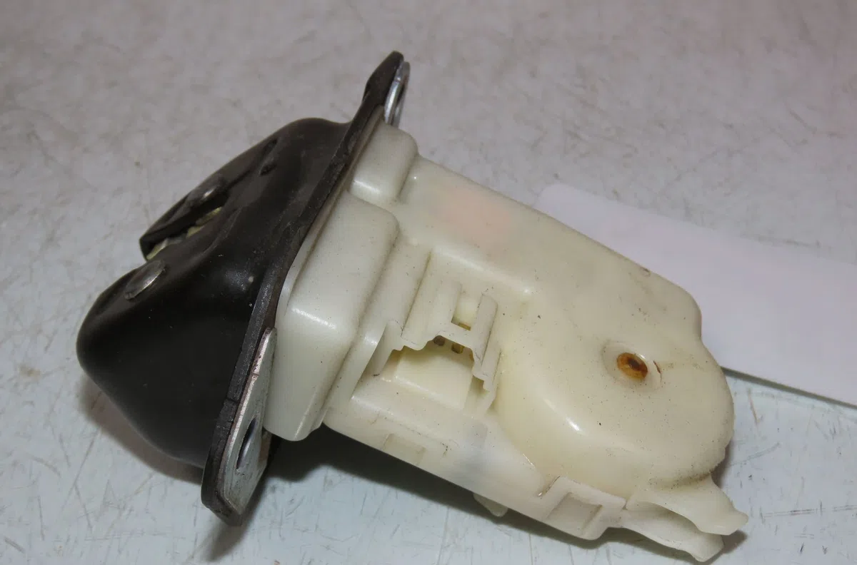 Serrure hayon Nissan NOTE (E11, NE11) 1.4 (2006-2012) occasion