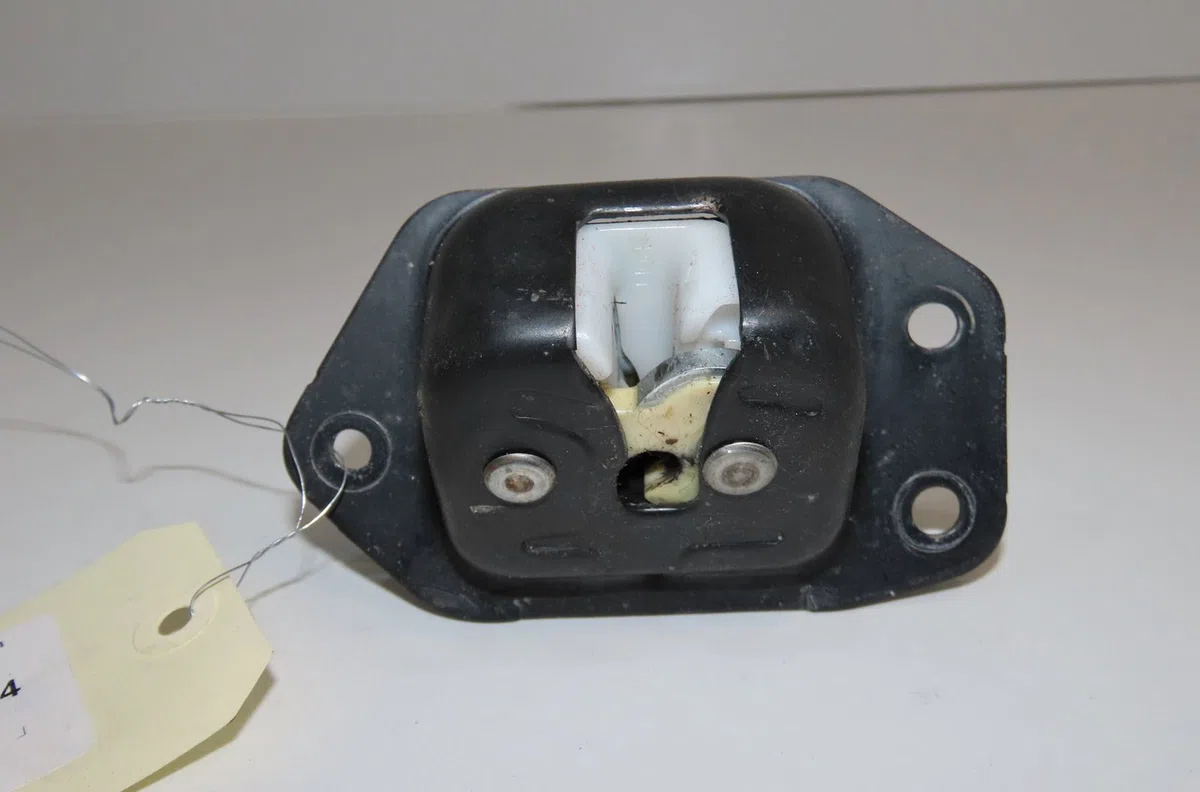 Serrure hayon Nissan NOTE (E11, NE11) 1.6 (2006-2012) occasion