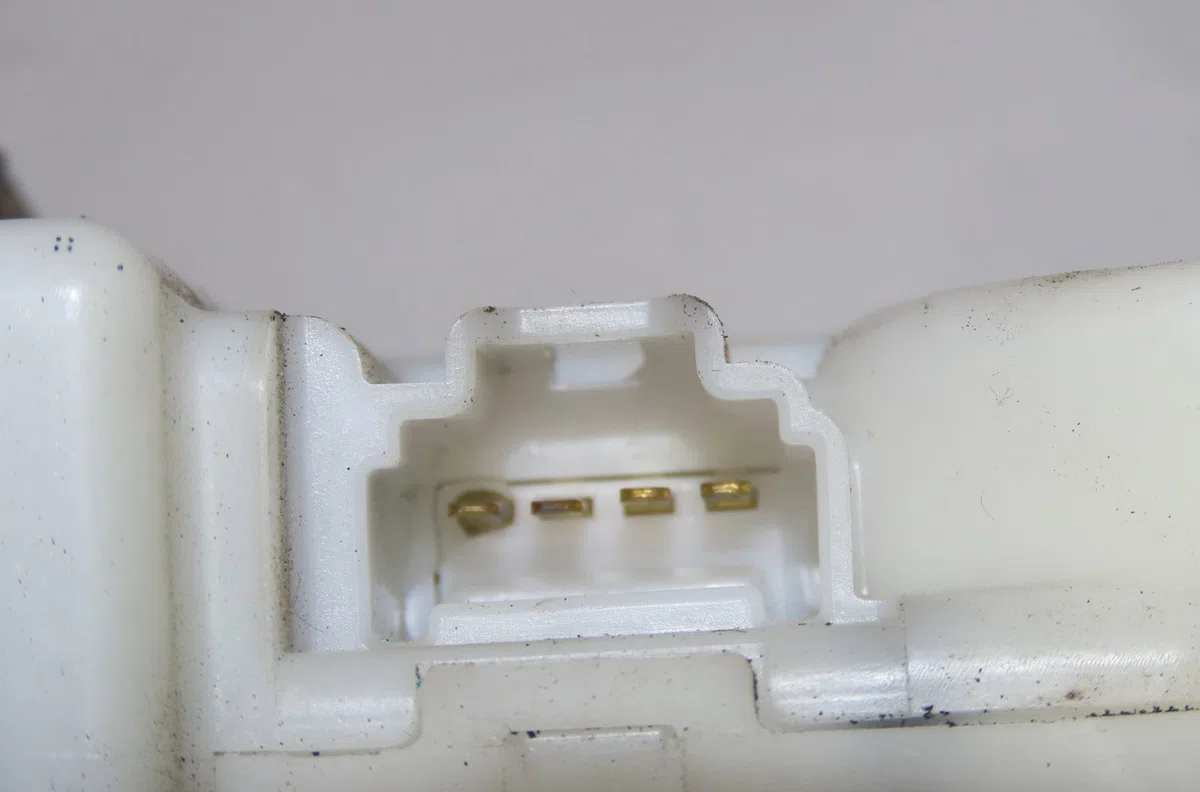 Serrure hayon Nissan NOTE (E11, NE11) 1.6 (2006-2012) occasion