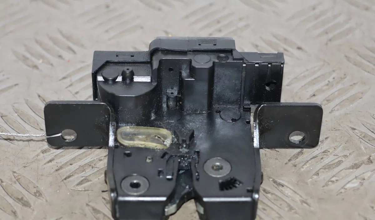Serrure hayon Renault CLIO III (BR0-1, CR0-1) 1.2 16v (br02, br0j, br11, cr02, cr0j, cr11) (2005-2014) 5 portes occasion