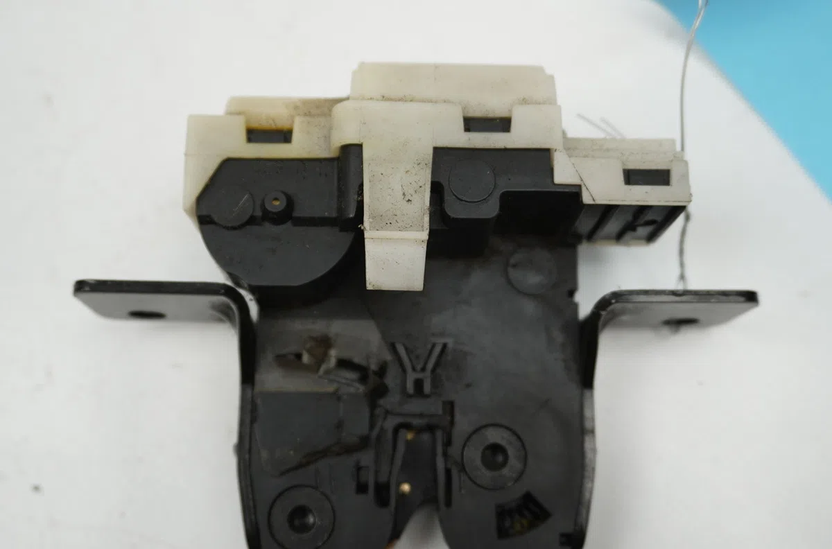 Serrure hayon Renault CLIO III (BR0-1, CR0-1) 1.5 dci (br17, cr17) (2005-2012) 5 portes occasion