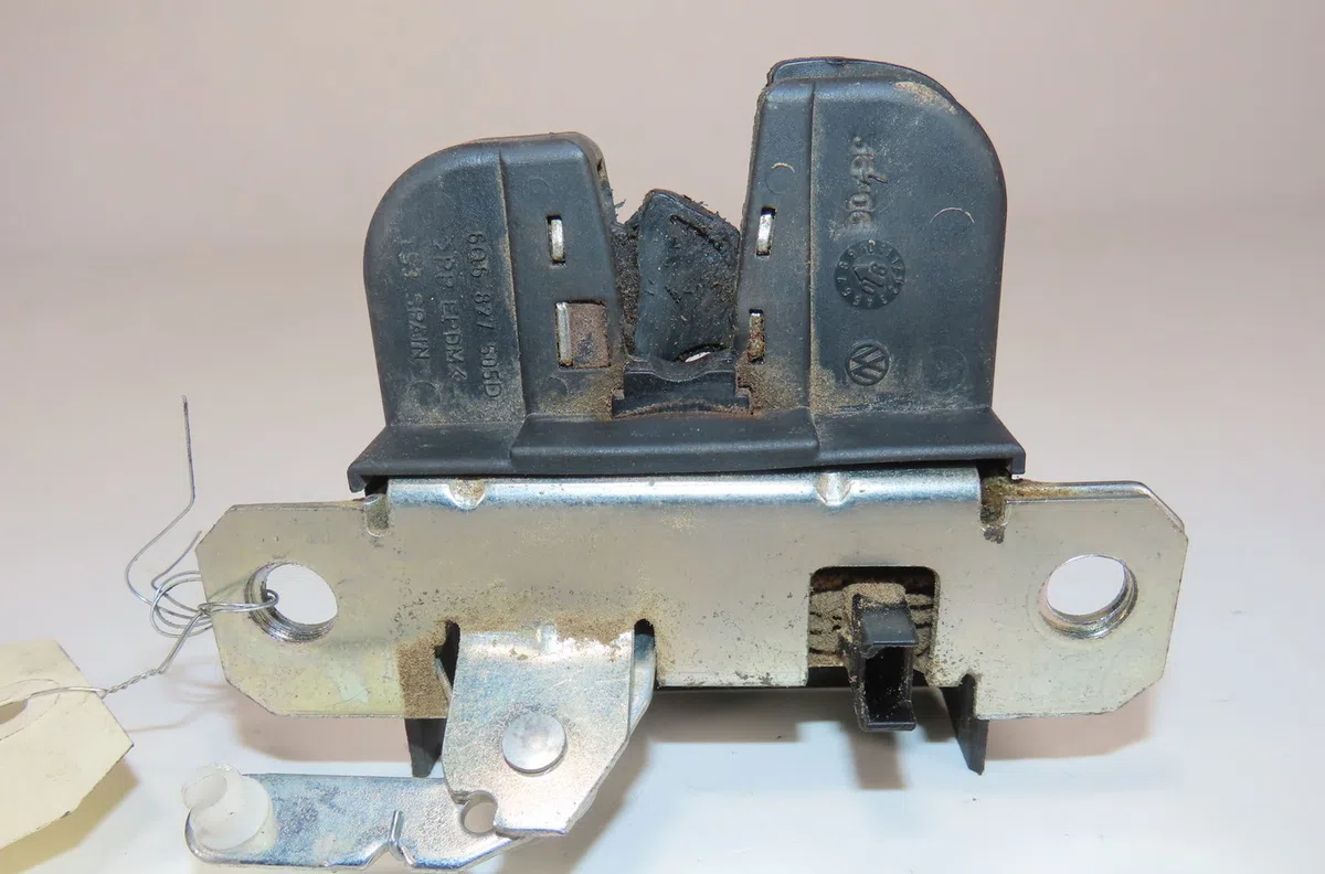 Serrure hayon Volkswagen POLO (9N_, 9A_) 1.2 12v (2001-2007) 5 portes occasion