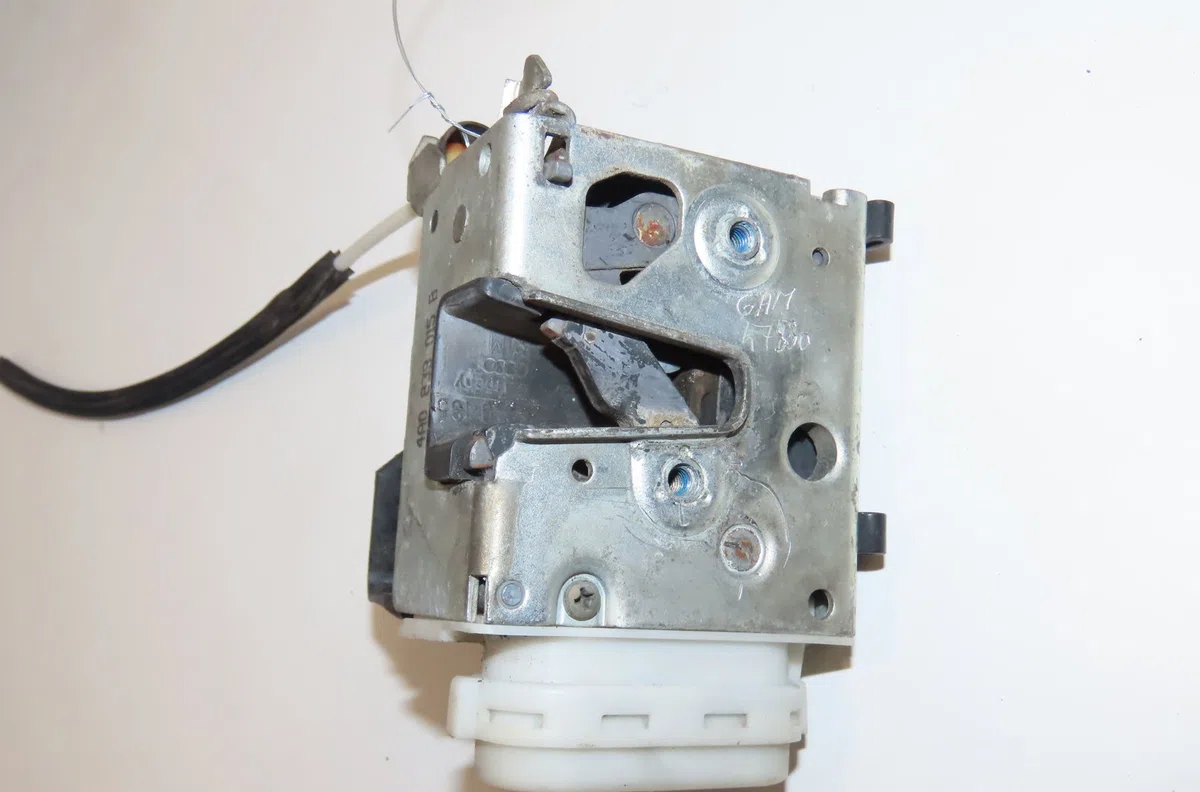 Serrure porte ard Audi 100 C4 A trois volumes (4A2) 2.5 tdi (1990-1994) occasion