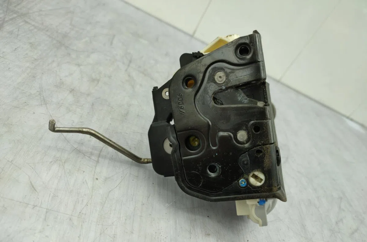 Serrure porte ard AUDI A4 2 AVANT PHASE 2 BREAK occasion