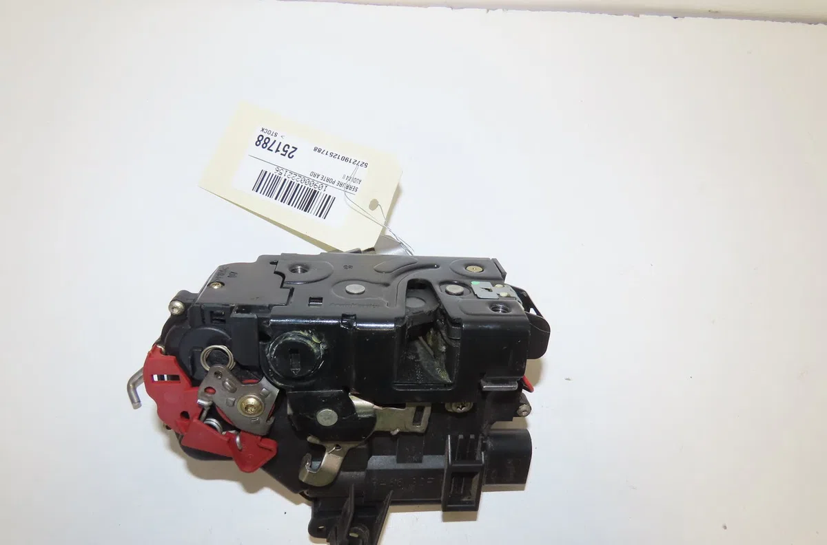 Serrure porte ard Audi A4 B6 Avant (8E5) 1.9 tdi quattro (2001-2004) occasion