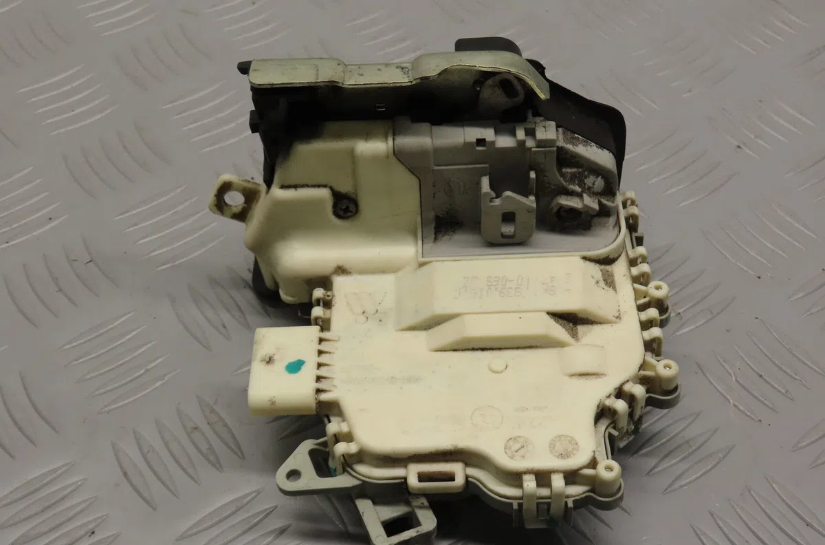 Serrure porte ard Audi A4 B8 (8K2) 2.0 tdi (2007-2015) occasion
