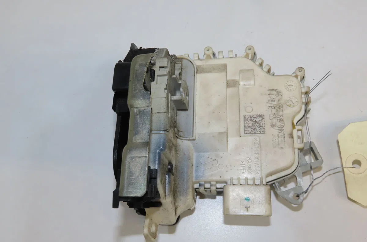 Serrure porte ard Audi A4 B8 Avant (8K5) 2.0 tdi (2008-2015) occasion