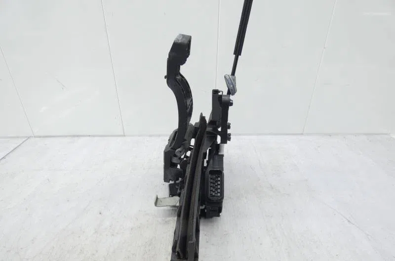 Serrure porte ard FORD FOCUS 2 PHASE 2 occasion