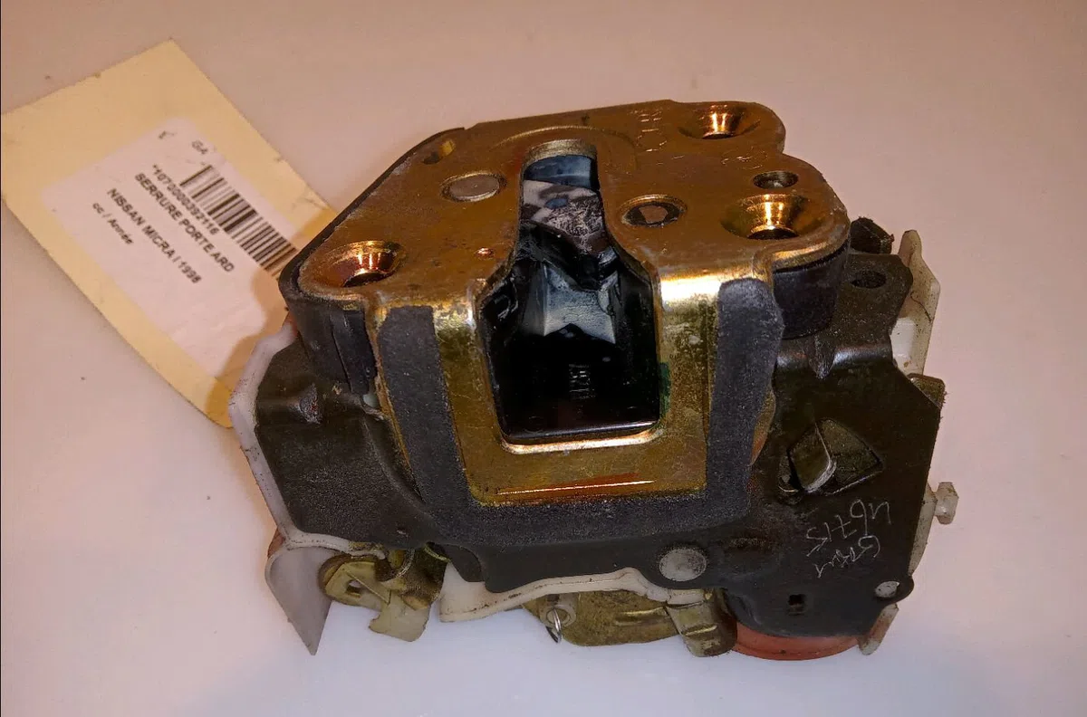 Serrure porte ard Nissan MICRA II (K11) 1.0 i 16v (1992-2000) occasion