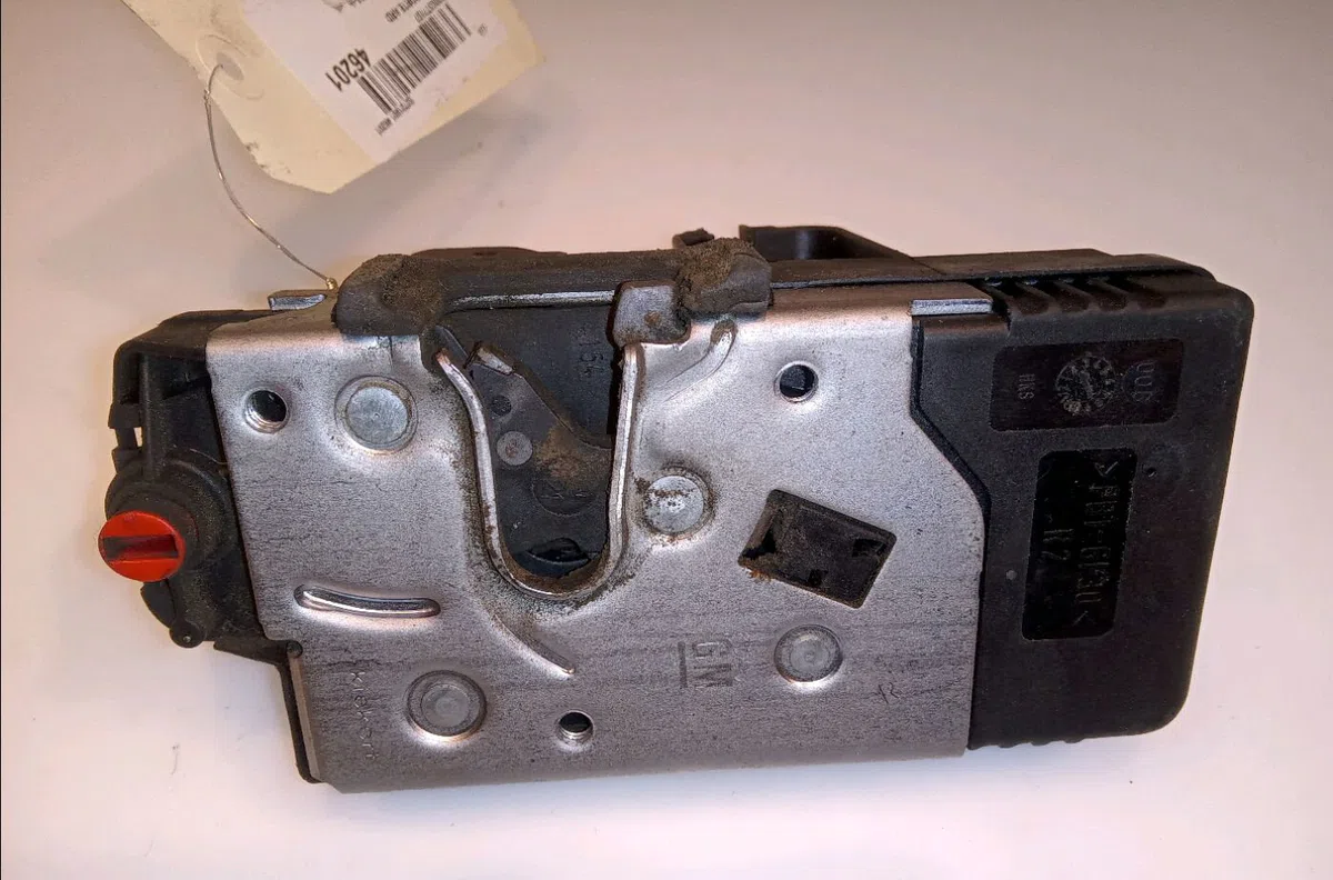 Serrure porte ard Opel CORSA C (X01) 1.2 (f08, f68) (2000-2009) occasion