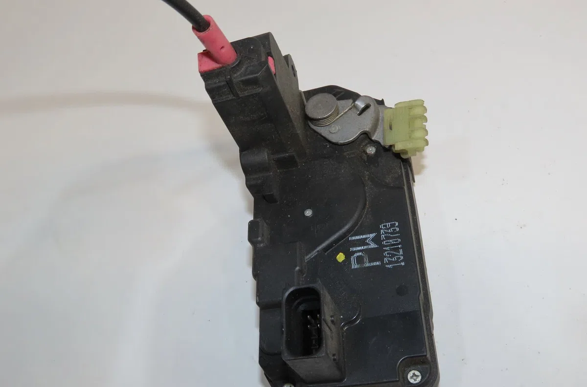 Serrure porte ard Opel ZAFIRA - ZAFIRA FAMILY B (A05) 1.9 cdti (m75) (2005-2015) 5 portes occasion