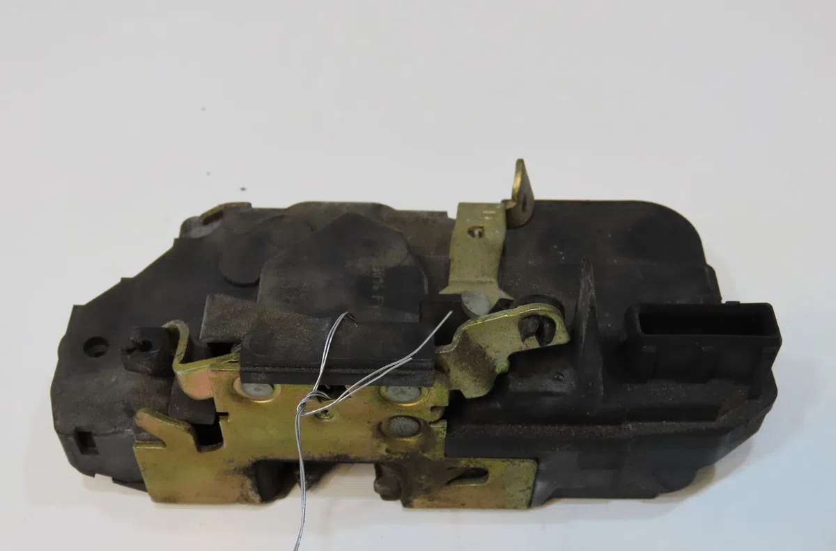 Serrure porte ard Peugeot 206 3-5 portes (2A-C) 1.1 i (1998-2007) occasion