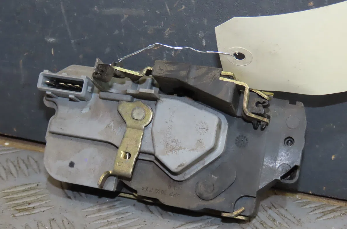 Serrure porte ard Peugeot 206 3-5 portes (2A-C) 1.4 hdi eco 70 (2001-2009) 5 portes occasion