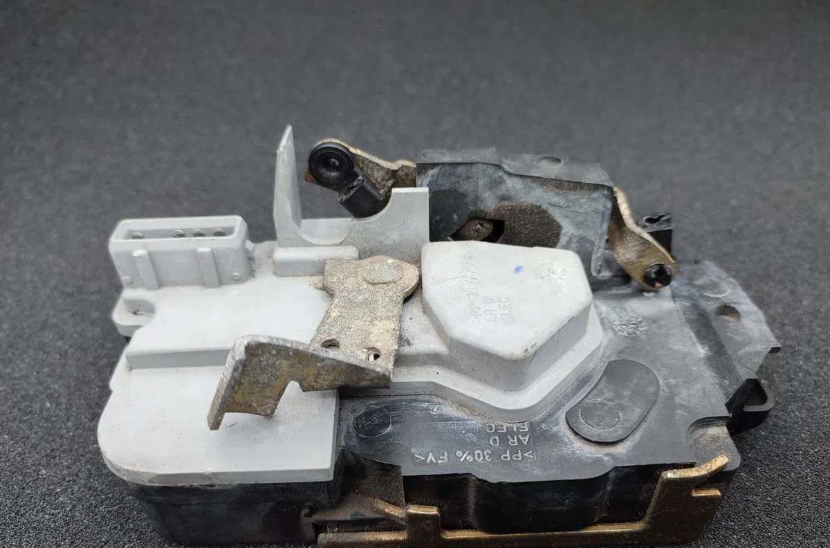 Serrure porte ard PEUGEOT 306 BREAK occasion