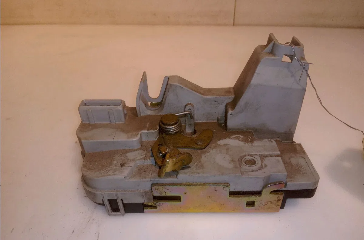 Serrure porte ard Peugeot 307 (3A-C) 2.0 hdi 135 (2003-2007) occasion