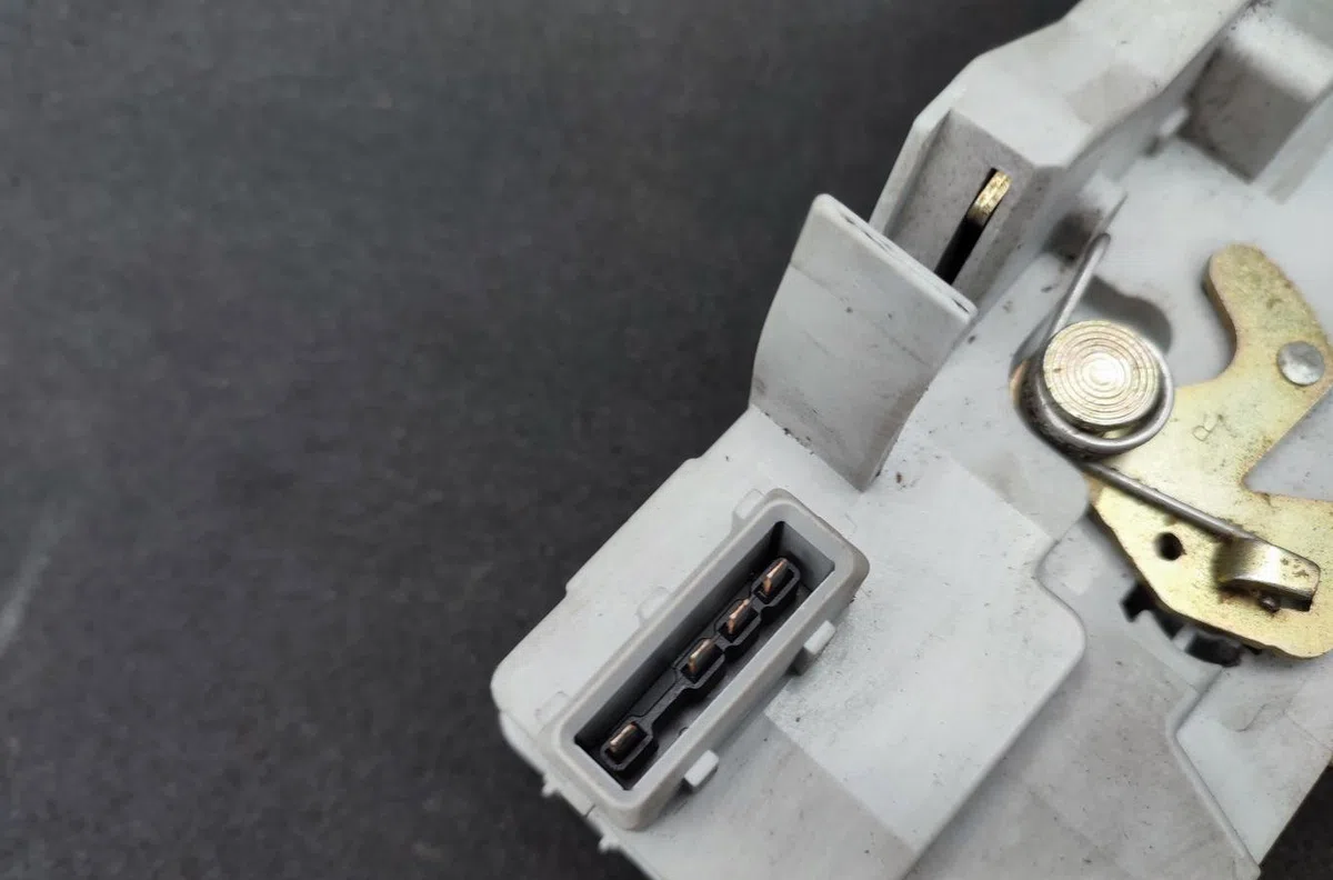 Serrure porte ard PEUGEOT 307 PHASE 2 BREAK occasion