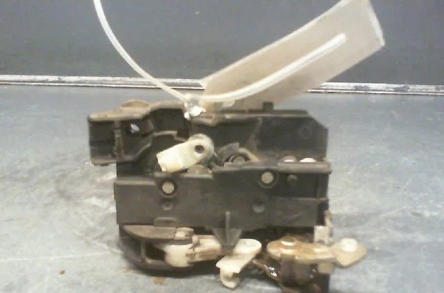 Serrure porte ard RENAULT CLIO I Phase 1 06-1990--03-1994 occasion