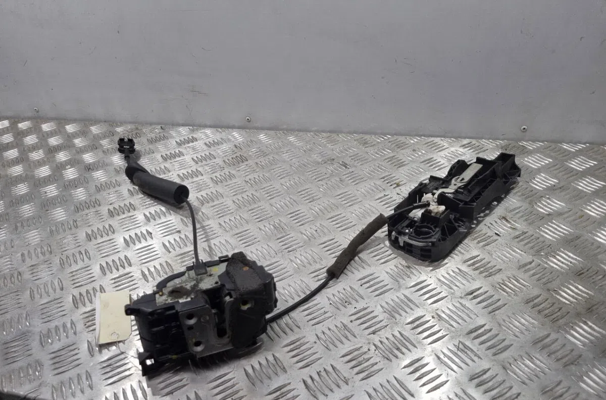 Serrure porte ard RENAULT MEGANE 3 PHASE 3 BREAK occasion