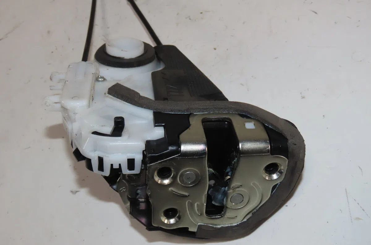 Serrure porte ard Toyota YARIS (_P13_) 1.5 hybrid (nhp130_) (2012) occasion