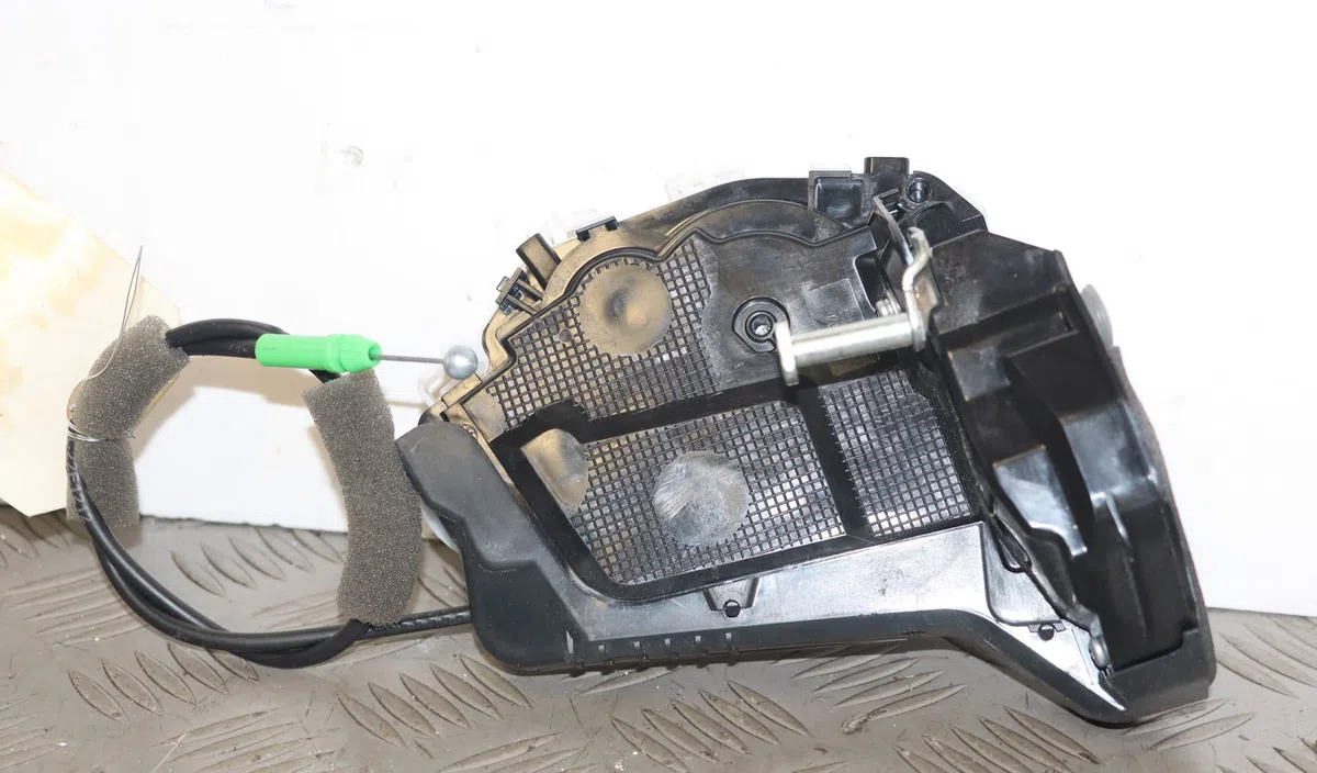 Serrure porte ard Toyota YARIS (_P21_, _PA1_, _PH1_) 1.5 hybrid (mxph10, mxph11) (2020) 5 portes occasion