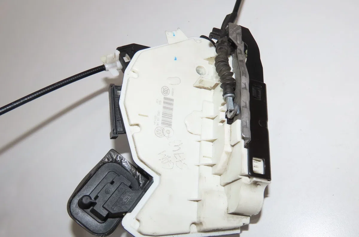 Serrure porte ard Volkswagen BEETLE Décapotable (5C7, 5C8) 2.0 tdi (2012-2016) occasion