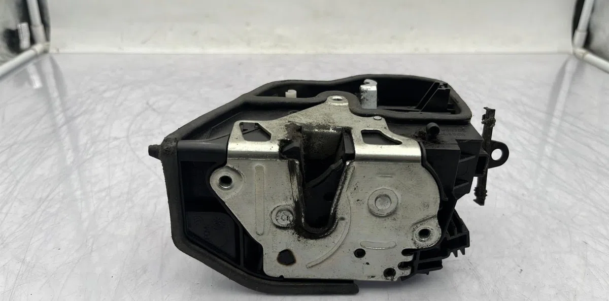Serrure porte arg BMW SERIE 1 E87 PHASE 2 occasion
