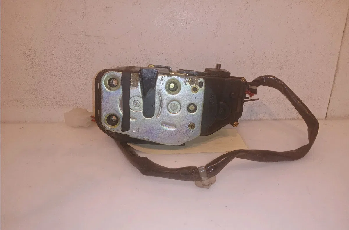 Serrure porte arg Mazda 626 V Hatchback (GF) 1.8 (gf8p) (1997-1999) occasion