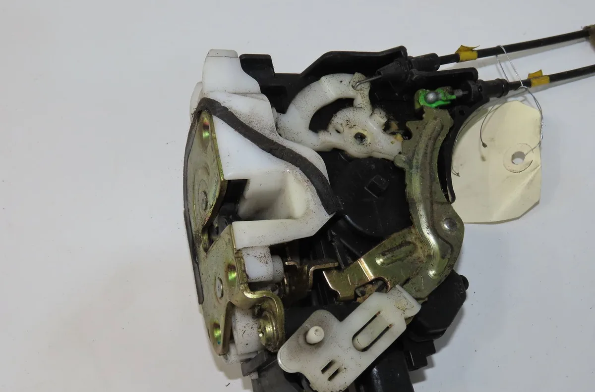 Serrure porte arg Mitsubishi GRANDIS (NA_W) 2.0 di-d (na8w) (2005-2010) occasion