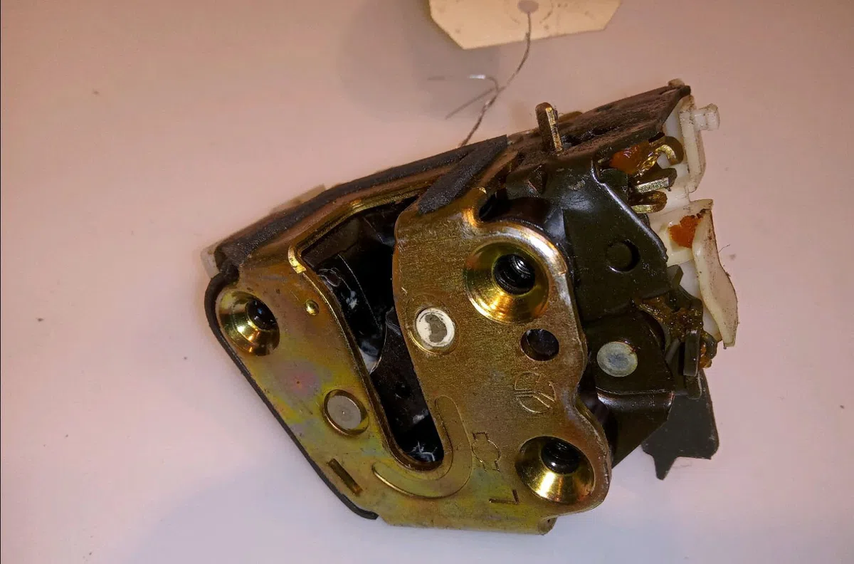 Serrure porte arg Nissan MICRA II (K11) 1.0 i 16v (1992-2000) occasion