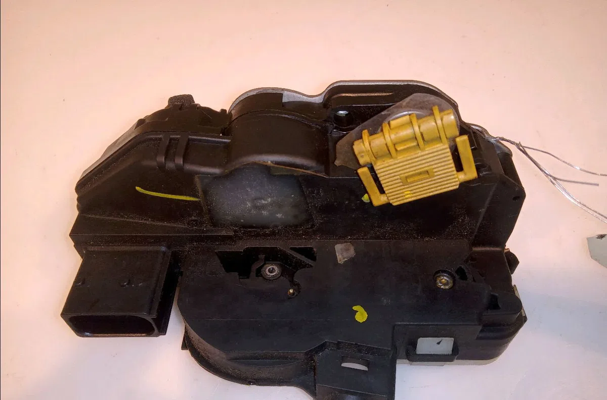 Serrure porte arg Opel ASTRA J (P10) 1.7 cdti (68) (2009-2015) occasion