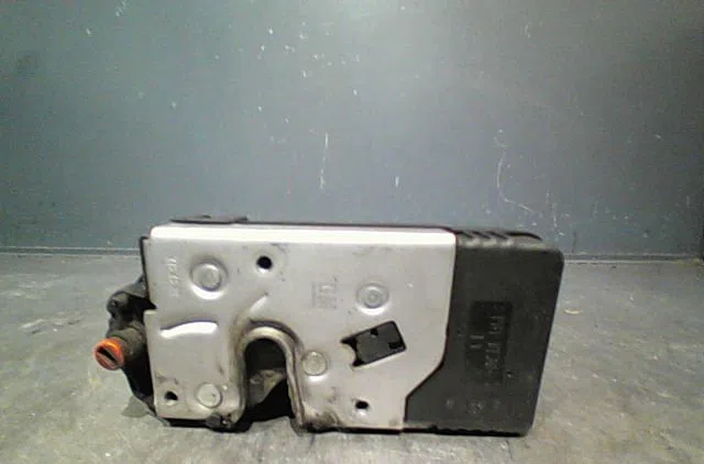 Serrure porte arg Opel CORSA C (X01) 1.2 (f08, f68) (2000-2009) occasion