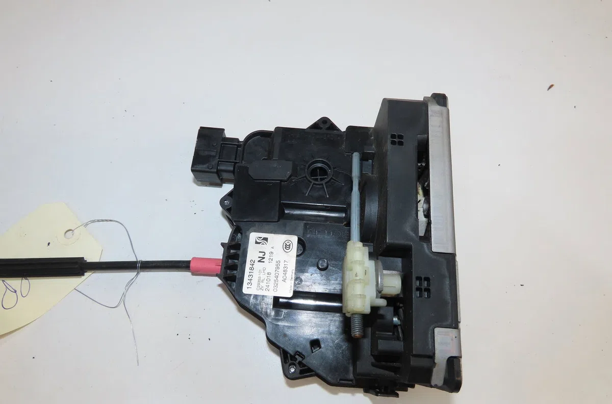 Serrure porte arg Opel CORSA E (X15) 1.4 (08, 68) (2014) occasion
