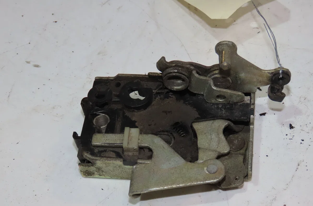 Serrure porte arg Peugeot 106 II (1A_, 1C_) 1.0 i (1996-2001) occasion